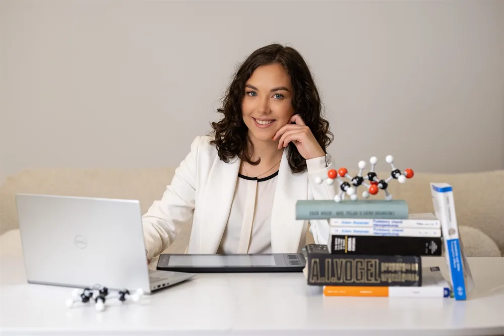 Anita Pomian-Hojny przy komputerze podczas lekcji online